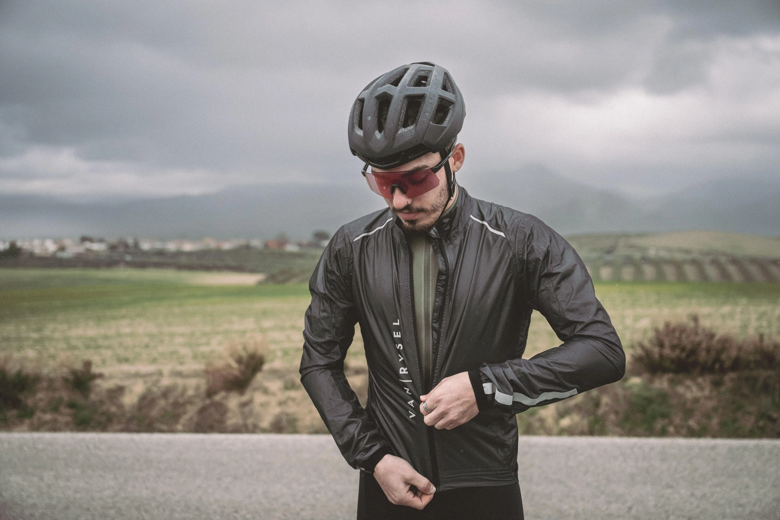 Van Rysel Men's Ultralight Waterproof Cycling Jacket - Image 10